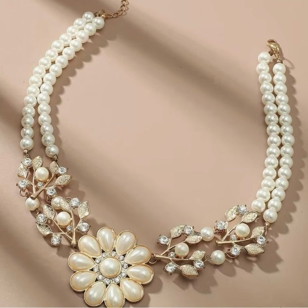 🌸NEW Elegant Pearl, Crystal  and Gold Floral Bib Statement Necklace 🌸